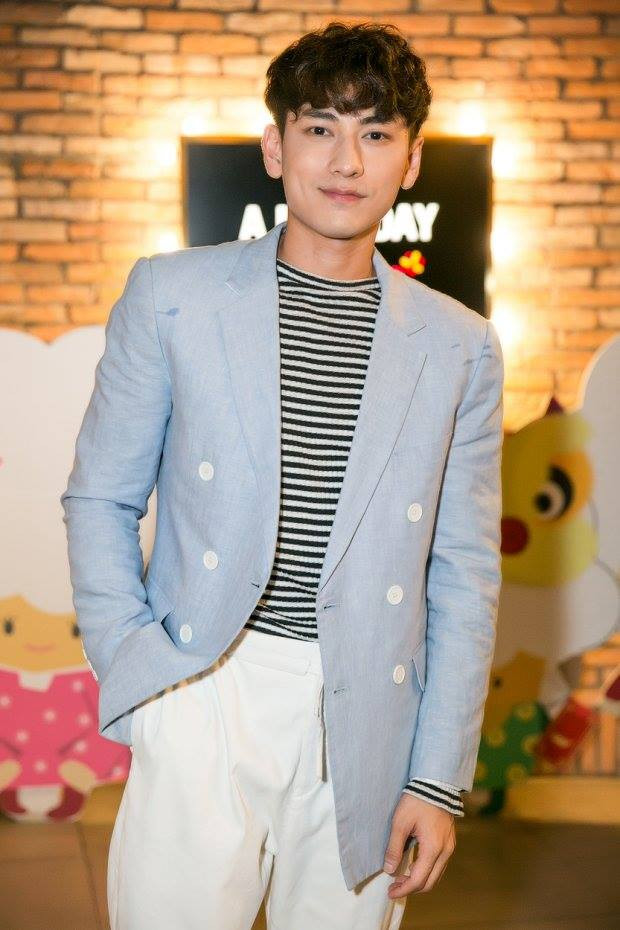 Tuy nhiên, cách mix đồ của anh vẫn rất trẻ trung và cá tính.