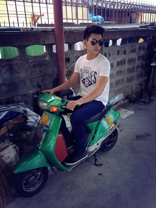 Anh mặc áo phông và quần jeans khỏe khoắn.