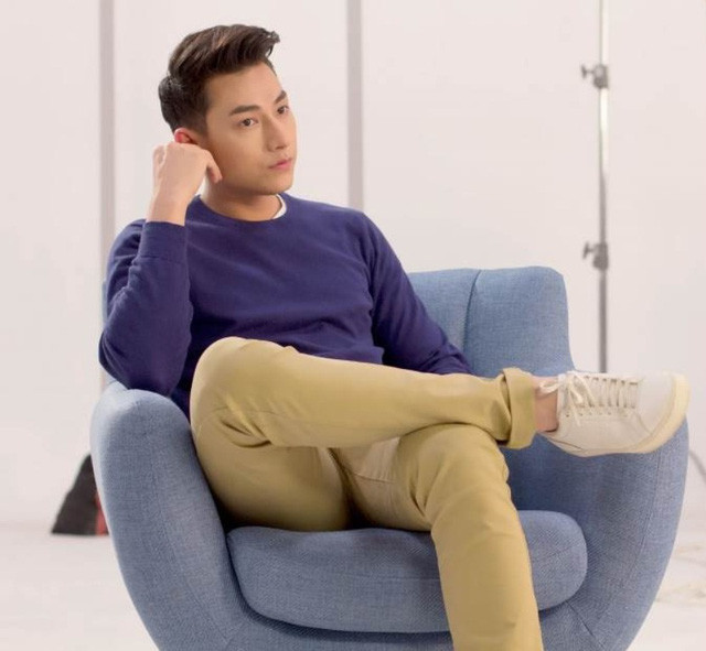 Áo thun và quần kaki đơn giản nhưng cực nam tính.