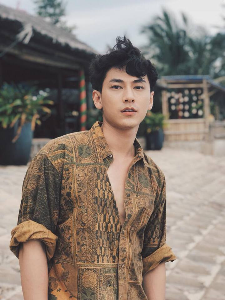 Isaac có phong cách thời trang khá đa dạng. Ngoài vẻ lịch lãm, anh còn thường mặc những chiếc áo sơ mi phá cách phanh ngực trông rất lãng tử.