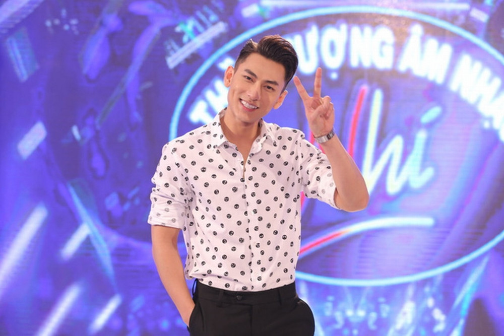 Mặc áo sơ mi lịch lãm "đóng thùng" song nam ca sĩ vẫn rất nhí nhảnh. Ảnh: Internet, FB.