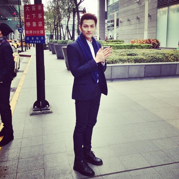  Ca sĩ Isaac sở nét đẹp hiện đại cùng vẻ ngoài lịch lãm, hút hồn bất cứ ai nhìn thấy anh. Bên cạnh đó, nam ca sĩ đẹp trai này còn có gu thời trang cá tính và cực nam tính.