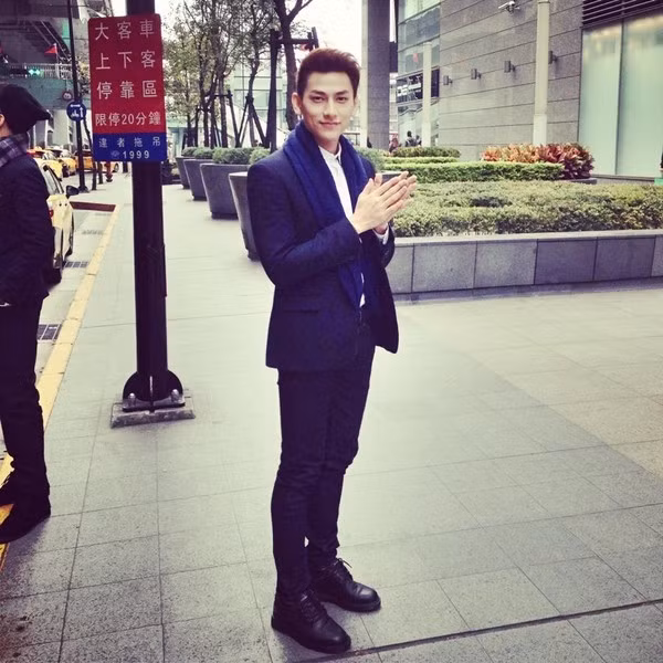  Ca sĩ Isaac sở nét đẹp hiện đại cùng vẻ ngoài lịch lãm, hút hồn bất cứ ai nhìn thấy anh. Bên cạnh đó, nam ca sĩ đẹp trai này còn có gu thời trang cá tính và cực nam tính.