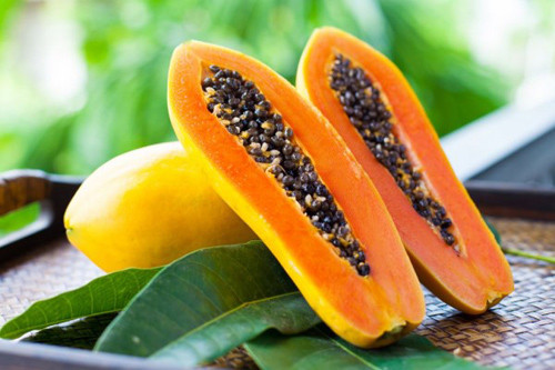 Xay nhuyễn đu đủ chín và áp dụng hỗn hợp này lên vùng da cổ, tay, mặt bị rám nắng, bạn cũng có thể tăng cường tác dụng bằng cách thêm mật ong vào hỗn hợp này.