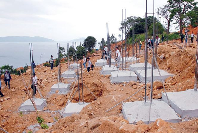 Xây biệt thự trái phép tại bán đảo Sơn Trà - Đà Nẵng. Ảnh: Minh Châu.