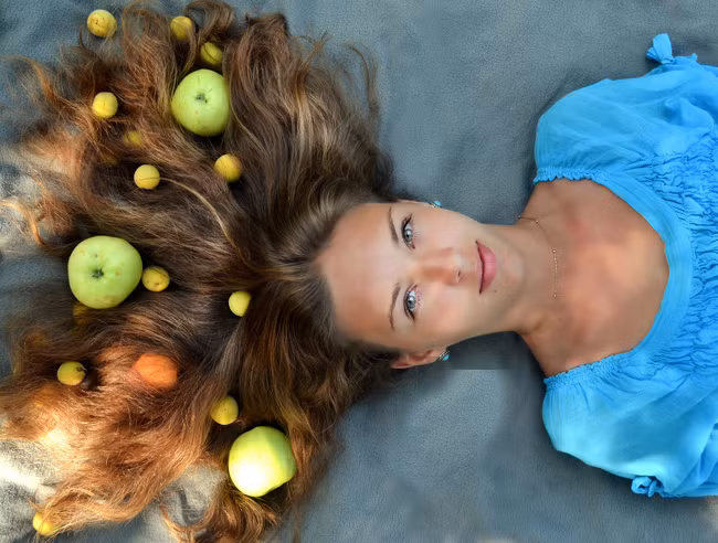 Thay đổi chế độ ăn uống: Các nhà khoa học cho hay rằng ăn một số thực phẩm có thể thúc đẩy tăng trưởng tóc. Đặc biệt, các thực phẩm giàu biotin rất tố cho mái tóc như sữa, pho mát, trứng, tất cả các loại hạt, thịt lợn, gan nấu chín, cá mòi, cá hồi, súp lơ và bơ.