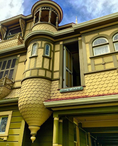 Khám phá dinh thự bí ẩn Winchester ở thành phố San Jose, bang California: Winchester có cấu trúc độc đáo với những kiến trúc rất phức tạp từ hoa văn ngói, cửa sổ nhỏ âm u và nhiều vòng xoắn ốc của nội thất bên trong. Ngôi nhà này đã truyền cảm hứng cho các đạo diễn làm nên bộ phim Dinh thự Winchester ra mắt đầu năm 2018.