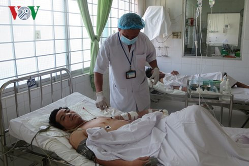 Cứu sống bệnh nhân bị kéo đâm thủng tim. Ngày 18/2 vừa qua, Bệnh viên Đa khoa tỉnh Vĩnh Long vừa cứu sống bệnh nhân Nguyễn Hoàng Minh, 34 tuổi, quê ở xã Trường An, TP Vĩnh Long bị kéo đâm thủng tim. Bệnh nhân nhập viện trong tình trạng kéo đâm vào ngực, hôn mê sâu, da tím, mất nhiều máu, huyết áp không đo được. Các y bác sĩ đã tiến hành cấp cứu, mở ngực và khâu tim nhĩ phải, bệnh nhân bị thủng 2 lỗ thước mỗi lỗ 1cm. Sau khoảng 2 giờ phẫu thuật, bệnh nhân đã qua cơn nguy kịch.