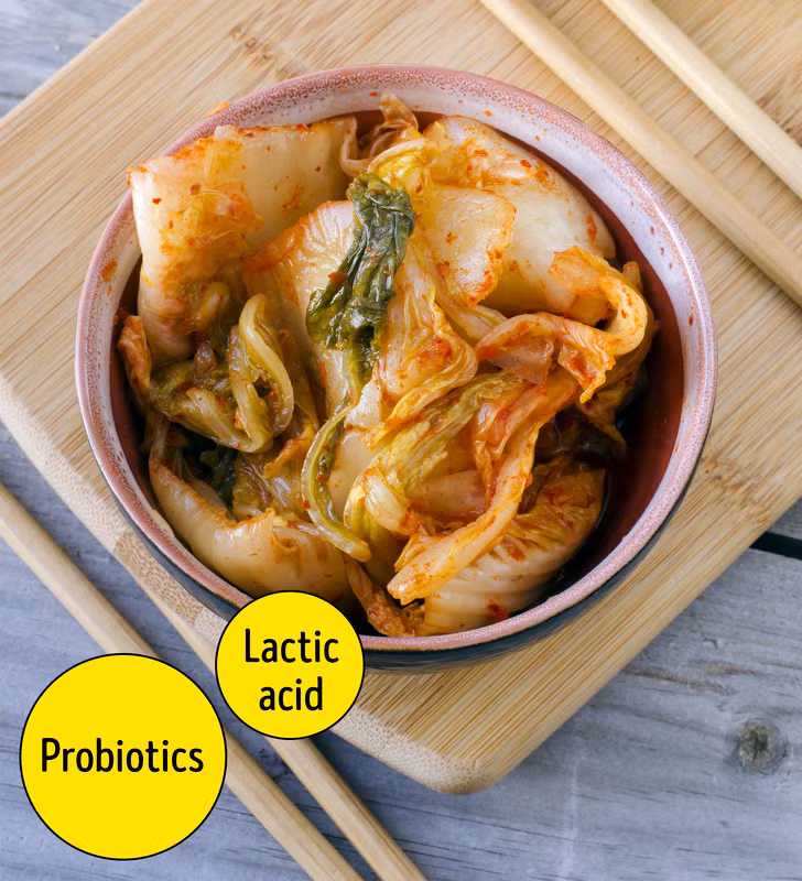 Thực phẩm lên men như kim chi, rau dưa chua có chứa probiotic - vi khuẩn thân thiện không chỉ cân bằng các vi khuẩn xấu trong ruột, giảm viêm mà còn ngăn ngừa nếp nhăn và làm sáng da.