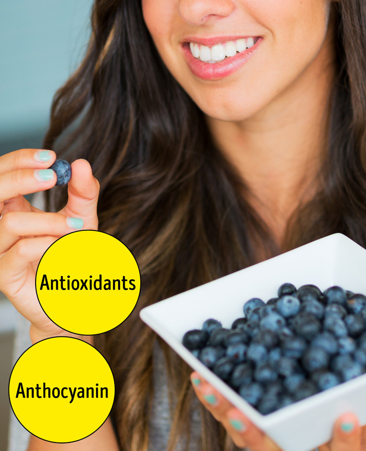 Quả việt quất là siêu thực phẩm giàu chất chống oxy hóa, giúp làn da đẹp hơn từ bên trong.