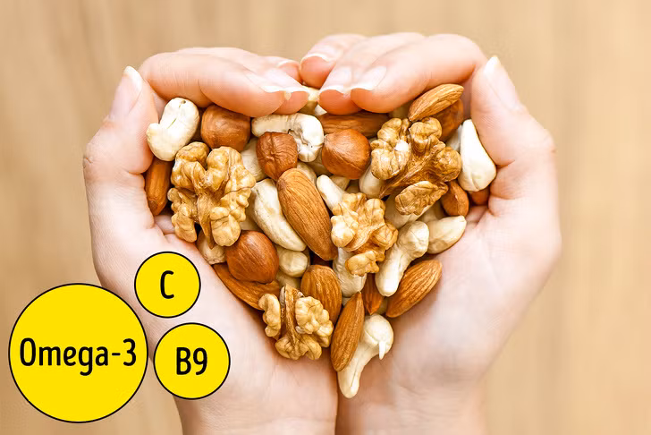 Cũng giống như cá, các loại hạt giàu axit béo omega-3, kẽm và vitamin E. Ngoài ra, chúng còn chứa các khoáng chất và vitamin khác giúp giữ cho làn da trẻ trung và tươi tắn.