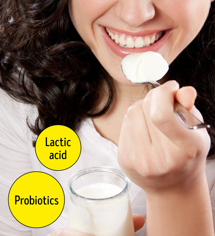 Sữa chua giàu probiotic sống giúp làn da của bạn trông trẻ hơn bằng cách giảm đỏ, kích thích và mụn trứng cá.