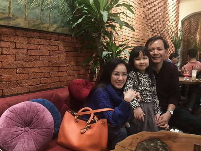 Hiện tại gia đình nữ BTV xinh đẹp đang hạnh phúc bên cô công chúa đáng yêu 7 tuổi của mình.