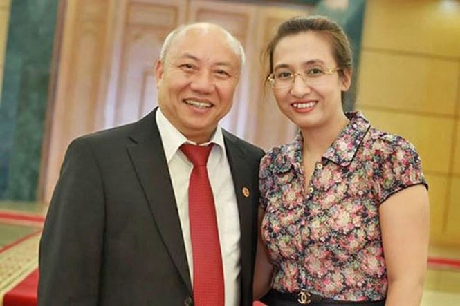 Được biết, ông xã của Vân Anh chính là PGS. TS Nguyễn Văn Thạch hơn cô 21 tuổi, là Nguyên Phó giám đốc Bệnh viện Việt Đức và được Bộ trưởng Bộ Y Tế trao bằng khen, được tôn vinh là người có “đôi tay vàng” trong lĩnh vực phẫu thuật cột sống và là một trong những người đầu tiên xây dựng nên Khoa Phẫu thuật Cột sống của Bệnh viện Việt Đức.