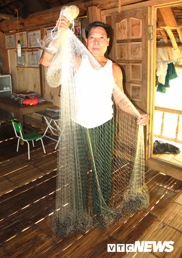 Ông Chuôn vẫn còn giữ lưới, nhưng Hang Ma thì không còn cá.