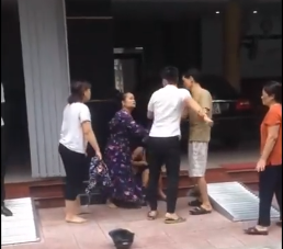 Xon xao clip thanh nien ngoai tinh bi me, vo bat qua tang