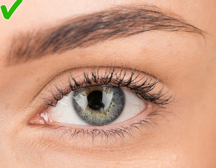 Dùng mascara cho đôi mắt nhạy cảm: Khi chọn mua mascara, hãy ưu tiên loại đơn giản nhất và dễ rửa sạch bằng nước.