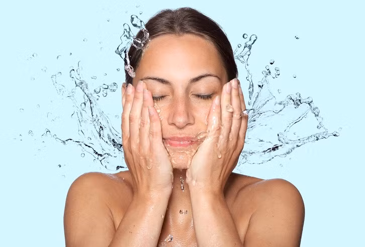 Một trong những cách bảo vệ đôi mắt và chăm sóc “cửa sổ tâm hồn” luôn khỏe mạnh là luôn tẩy trang trước khi đi ngủ và giặt rửa tất cả các công cụ trang điểm.