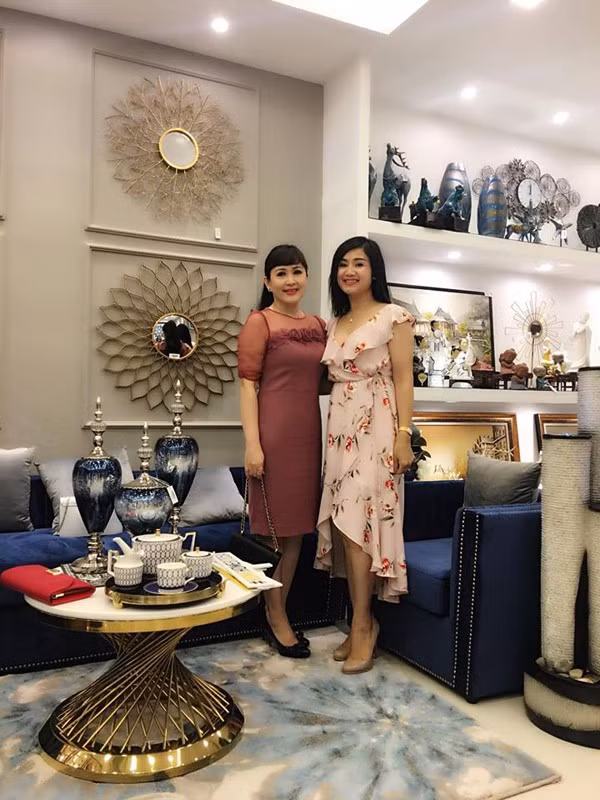 Thu Hà chụp ảnh cùng đồng nghiệp là NS Minh Hòa.