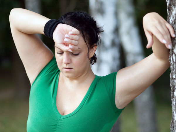 Những người béo phì có thể tiêu thụ mật ong vào ban đêm bởi mật ong không chứa mỡ và hạn chế lượng chất béo. Tiêu thụ nước ấm chanh pha mật ong sẽ giúp giảm lượng mỡ bụng.