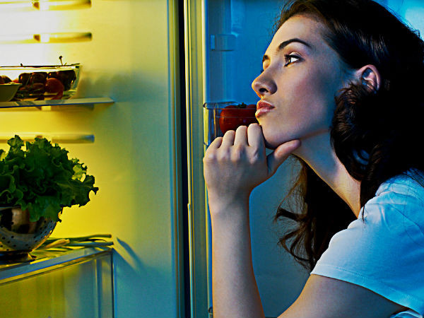 Nếu sau khi ăn tối, bạn vẫn cảm thấy đói thì hãy uống nước ấm pha mật ong trước khi đi ngủ. Đường tự nhiên trong mật ong sẽ tăng lượng đường trong máu.