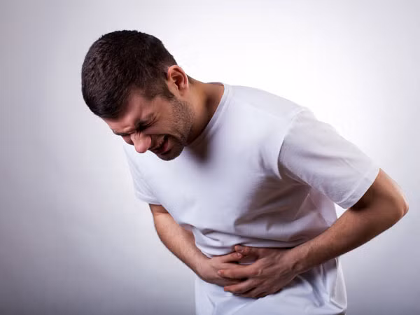 Uống mật ong pha nước ấm trước khi đi ngủ là một trong những cách an toàn nhất để làm sạch các chất độc trong hệ tiêu hóa.