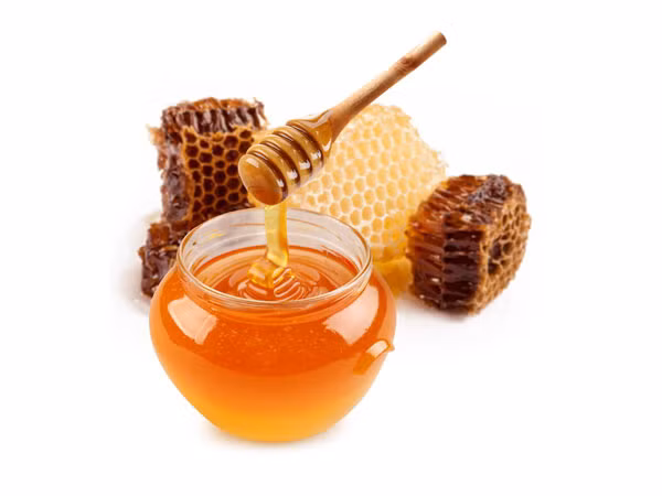 Mật ong là một phương thuốc trị ho tuyệt vời. Uống 2 muỗng cà phê mật ong 30 phút trước khi đi ngủ sẽ giúp bạn giảm bớt cơn ho.