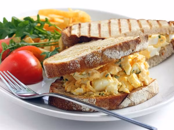 Ăn sáng là bữa ăn quan trọng trong ngày bạn cần chú trọng. Còn đối với các bữa khác của ngày, bạn nên ăn ít hơn.