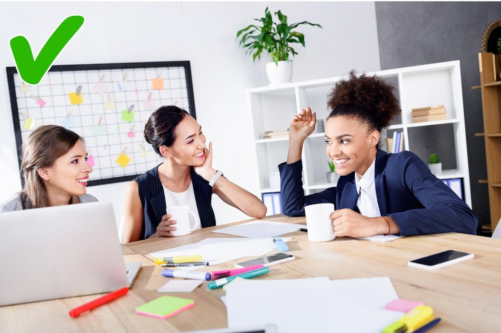 Tích cực giao tiếp và cười với mọi người: Đây là một cách tuyệt vời để bạn cảm thấy sảng khoái và trút bỏ tâm trạng sầu não.