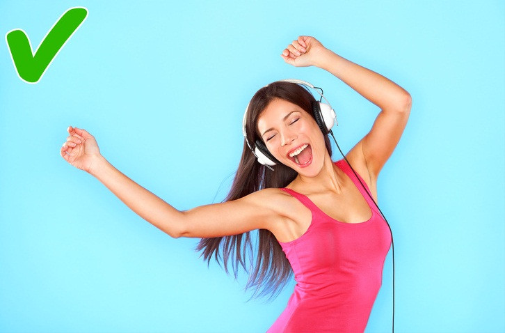 Bật nhạc to bài hát yêu thích sẽ làm cho bạn cảm thấy vui vẻ và tràn đầy năng lượng cho một ngày làm việc dài.