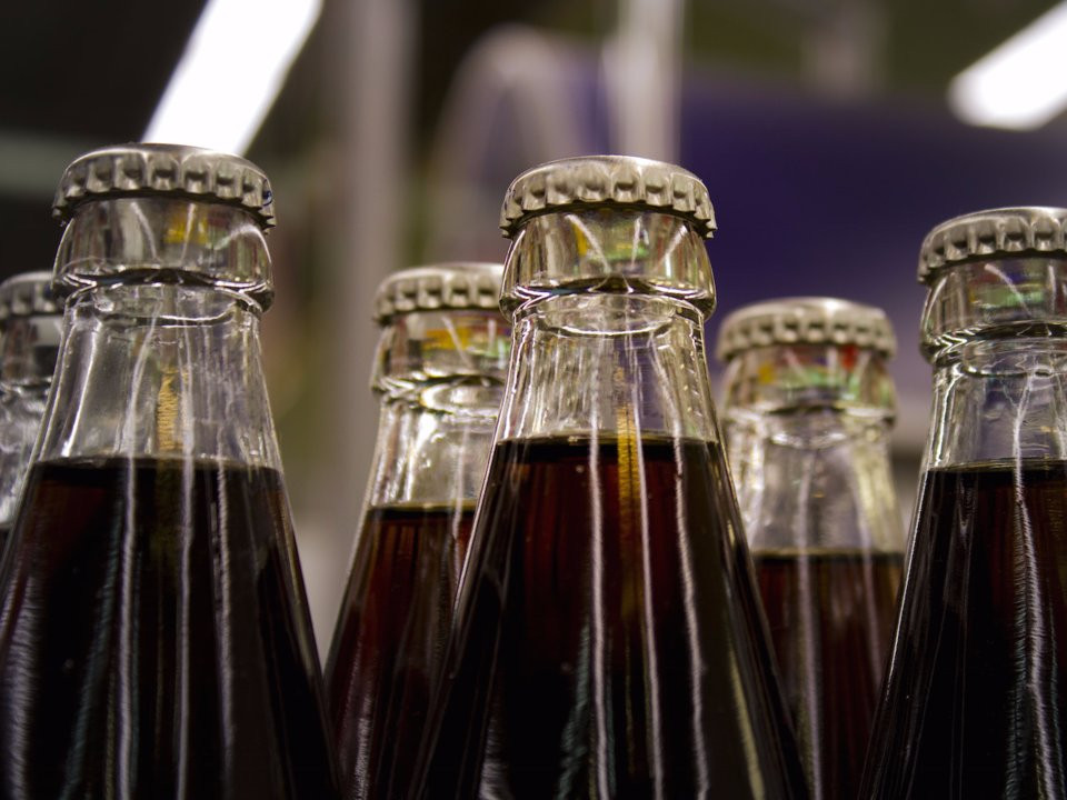 Theo nhiều nghiên cứu cho hay, việc lạm dụng soda có thể gây nguy hại đến sức khỏe người dùng vì trong soda có chứa axit – chất có tính ăn mòn rất cao. Sau đây là một số lợi ích sức khỏe sau khi bạn ngừng uống nước ngọt.