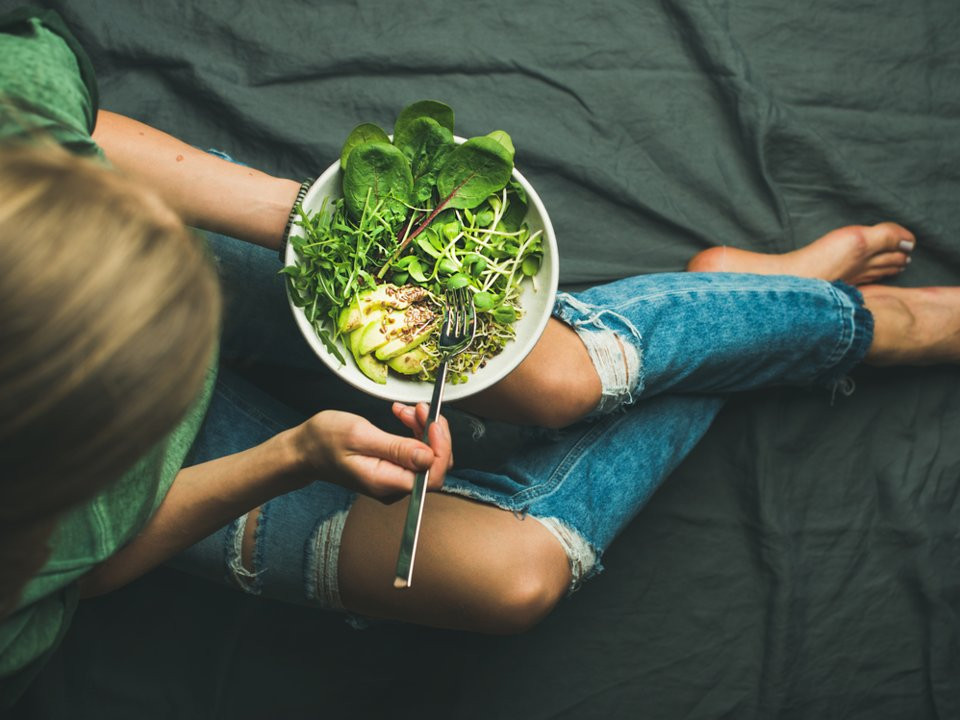 Giảm nguy cơ suy tim: Theo một nghiên cứu, huyết áp tăng cao liên quan đáng kể với mức tiêu thụ nước ngọt. Uống soda càng nhiều, càng gây nguy hiểm đối với người bị bệnh cao huyết áp. Vì vậy, cắt giảm loại thức uống này sẽ giúp ổn định huyết áp và khiến tim bạn khỏe mạnh hơn.