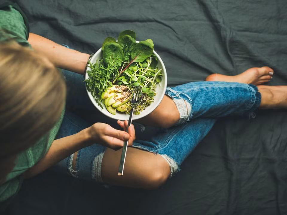 Giảm nguy cơ suy tim: Theo một nghiên cứu, huyết áp tăng cao liên quan đáng kể với mức tiêu thụ nước ngọt. Uống soda càng nhiều, càng gây nguy hiểm đối với người bị bệnh cao huyết áp. Vì vậy, cắt giảm loại thức uống này sẽ giúp ổn định huyết áp và khiến tim bạn khỏe mạnh hơn.