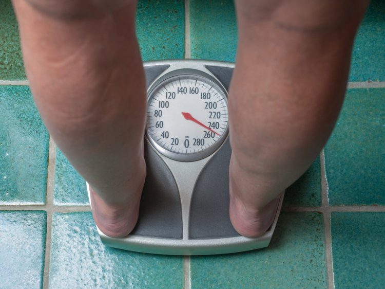 Giảm cân: Một chai nước ngọt có chứa khoảng 44gram đường, khi tiêu thụ thường xuyên, cơ thể sẽ lưu trữ đường dư thừa dưới dạng mỡ. Nếu muốn giảm cân, giảm lượng mỡ thừa trên cơ thể, hãy ngừng uống nước ngọt hàng ngày.