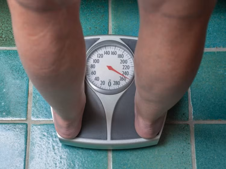 Giảm cân: Một chai nước ngọt có chứa khoảng 44gram đường, khi tiêu thụ thường xuyên, cơ thể sẽ lưu trữ đường dư thừa dưới dạng mỡ. Nếu muốn giảm cân, giảm lượng mỡ thừa trên cơ thể, hãy ngừng uống nước ngọt hàng ngày.