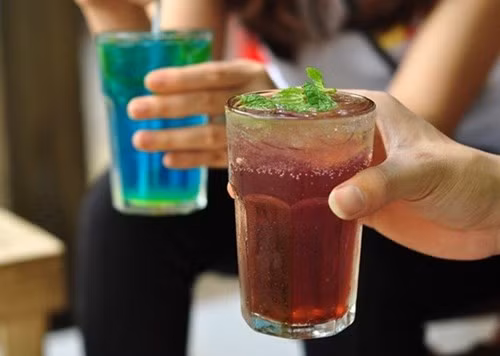 Giảm nguy cơ viêm bàng quang: Uống nước ngọt khiến bạn buồn tiểu thường xuyên hơn. Điều này kích thích bàng quang và có thể gây viêm nhiễm đường tiểu. Ảnh: Internet.