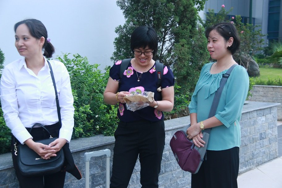 Không chỉ chị Vi mà nhiều giảng viên cũng tranh thủ bữa sáng để đảm bảo thời gian khởi hành.