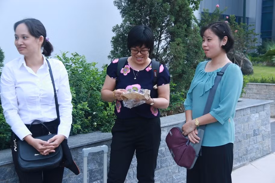 Không chỉ chị Vi mà nhiều giảng viên cũng tranh thủ bữa sáng để đảm bảo thời gian khởi hành.