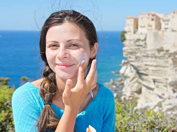 Sử dụng kem chống nắng hàng ngày khi ra biển hoặc tới hồ bơi hoặc bất cứ khi nào ra ngoài trời là bí quyết để làn da mãi mãi tuổi 20.