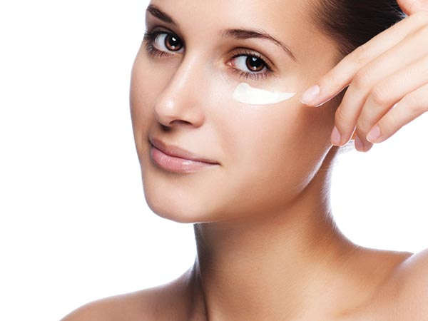 Kem mắt có thể tốn kém tiền bạc nhưng bạn nên đầu tư càng sớm càng tốt. Khu vực dưới mắt rất nhạy cảm là phần khô nhất của khuôn mặt và do đó, là nơi có dấu hiệu lão hóa sớm nhất.