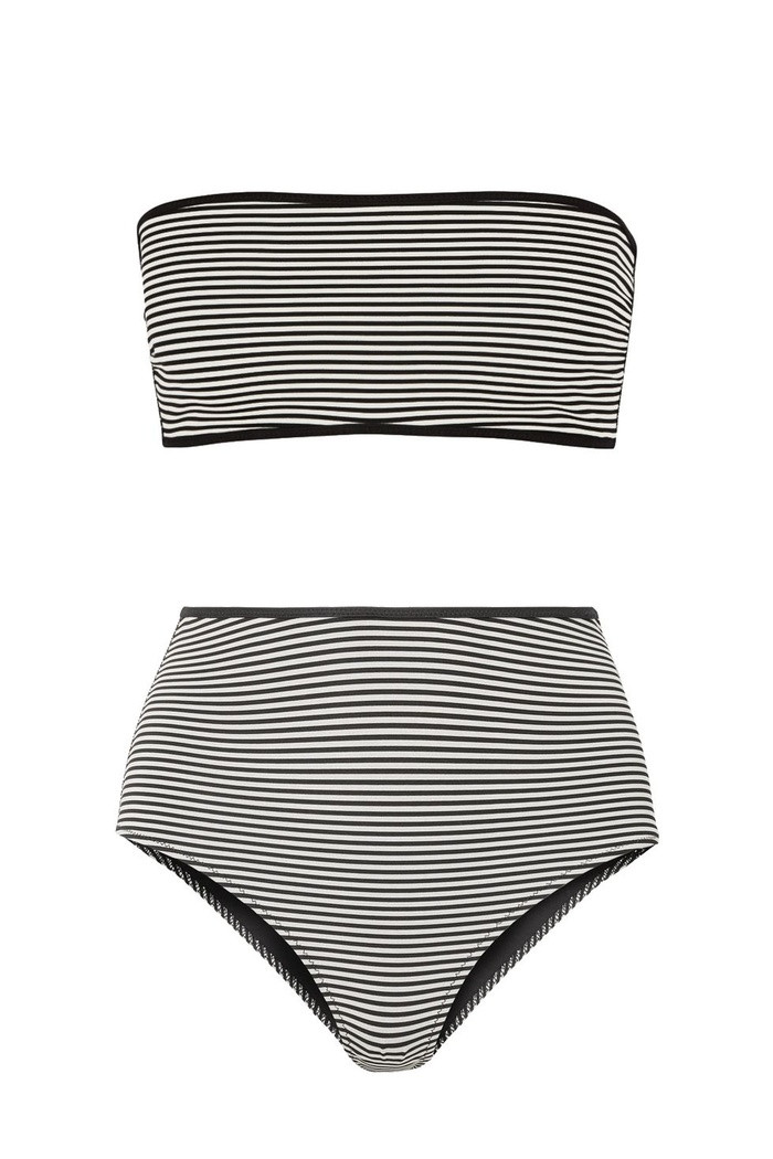 Bikini sọc Bộ bikini sọc đen trắng đơn giản chưa bao giờ thôi lỗi mốt. Kiểu bikini này mang lại vẻ trẻ trung và không kém phần bắt mắt.