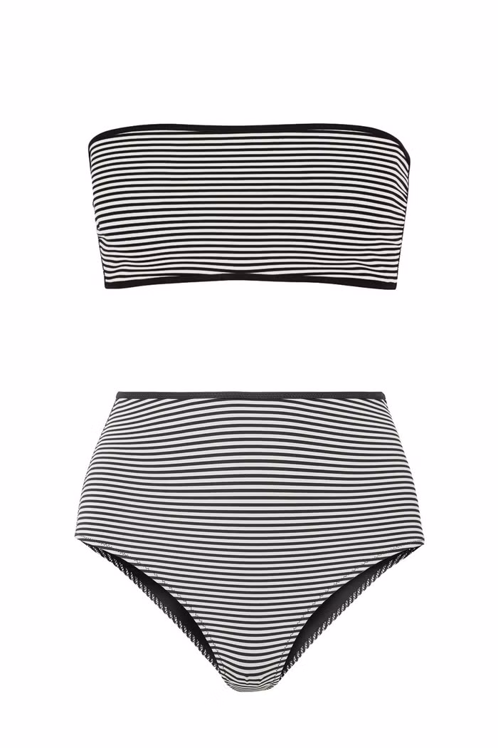 Bikini sọc Bộ bikini sọc đen trắng đơn giản chưa bao giờ thôi lỗi mốt. Kiểu bikini này mang lại vẻ trẻ trung và không kém phần bắt mắt.