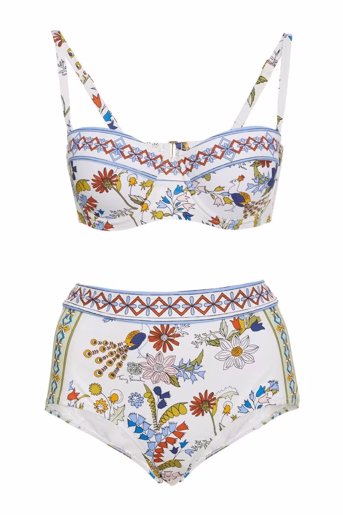 Bikini cúp ngang cạp cao Bikini cạp cao cúp ngang không chỉ tạo vẻ ngoài cổ điển mà còn giúp ngực chị em thêm đầy đặn và quyến rũ hơn. Đây là lựa chọn hoàn hảo dành cho những cô nàng thích sự phá cách và trẻ trung.