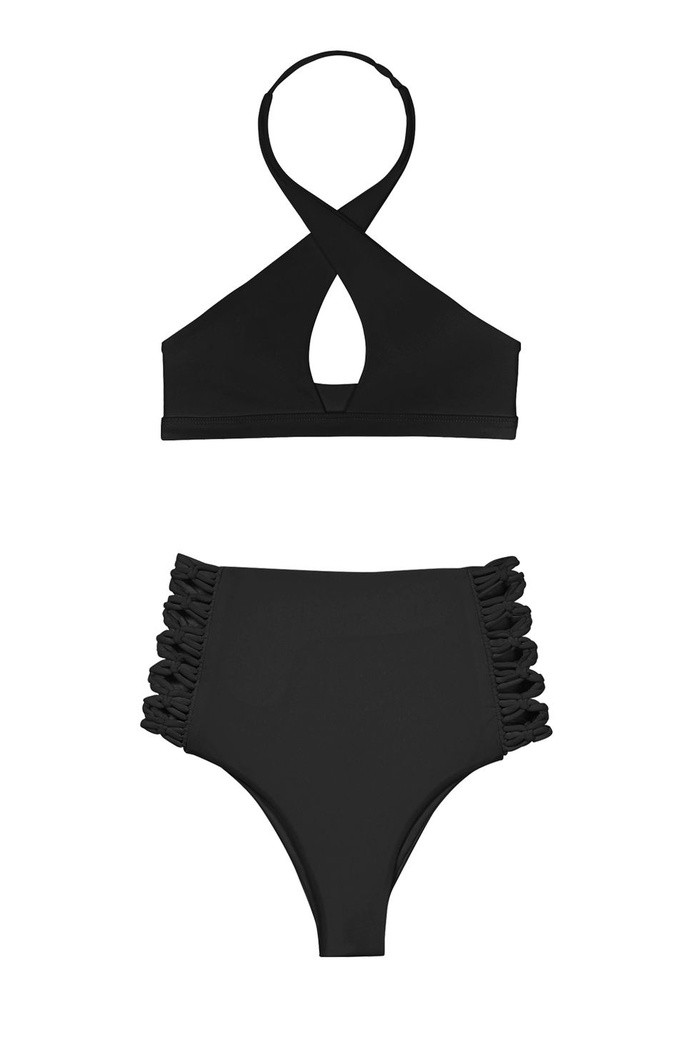 Bikini cut-out Bikini cut-out vừa tôn dáng vừa toát lên sự quyến rũ hết nấc cho phái đẹp. Những cô nàng quyến rũ chắc chắn không thể bỏ qua kiểu áo tắm này.