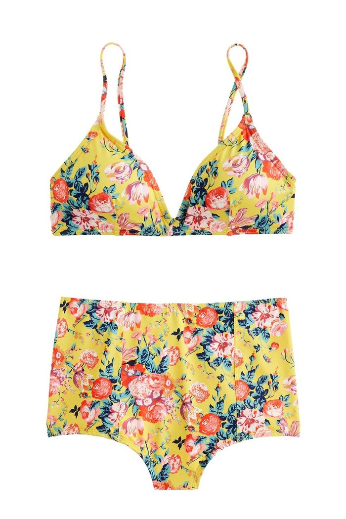 Bikini sáng màu Chỉ cần diện bikini sáng màu cũng đủ giúp bạn nổi bật giữa vùng biển xanh cát trắng rồi.