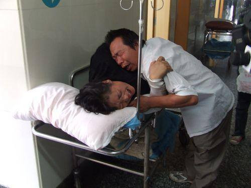 Hai vợ chồng trẻ ôm nhau khóc khi biết tin cả 2 đều bị ung thư gan.