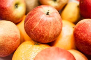 Táo và cam đều có thể tiết ra khí ethylene, chất làm chín thực phẩm. Vì vậy, chúng cần được cất trữ riêng để tránh hư hỏng lẫn nhau.