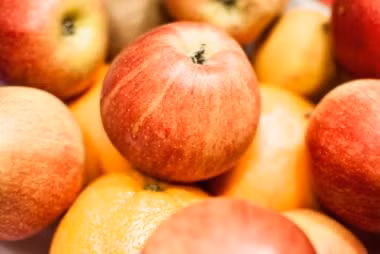 Táo và cam đều có thể tiết ra khí ethylene, chất làm chín thực phẩm. Vì vậy, chúng cần được cất trữ riêng để tránh hư hỏng lẫn nhau.