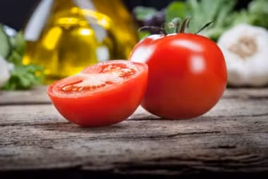 Cà chua có thể được lưu trữ trong tủ lạnh hai hoặc ba ngày. Tuy nhiên, cà chua giữ ở nhiệt độ phòng có hương vị thơm ngon hơn.