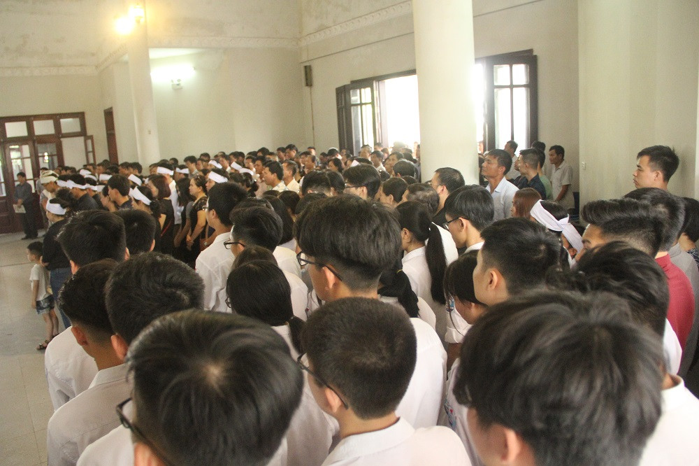 Tại lễ viếng, hàng trăm người đến bày tỏ thương xót với anh Hùng và chia sẻ nỗi đau của gia đình.